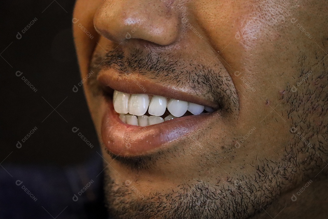 Belo homem moreno sorridente sobre fundo isolado