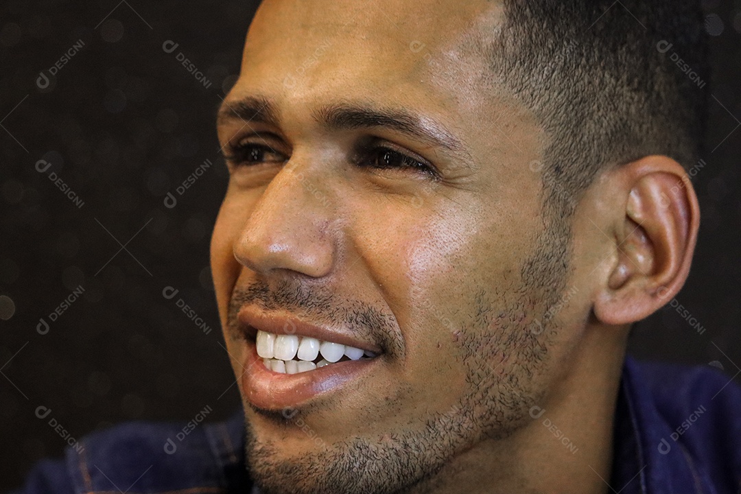 Belo homem moreno sorridente sobre fundo isolado