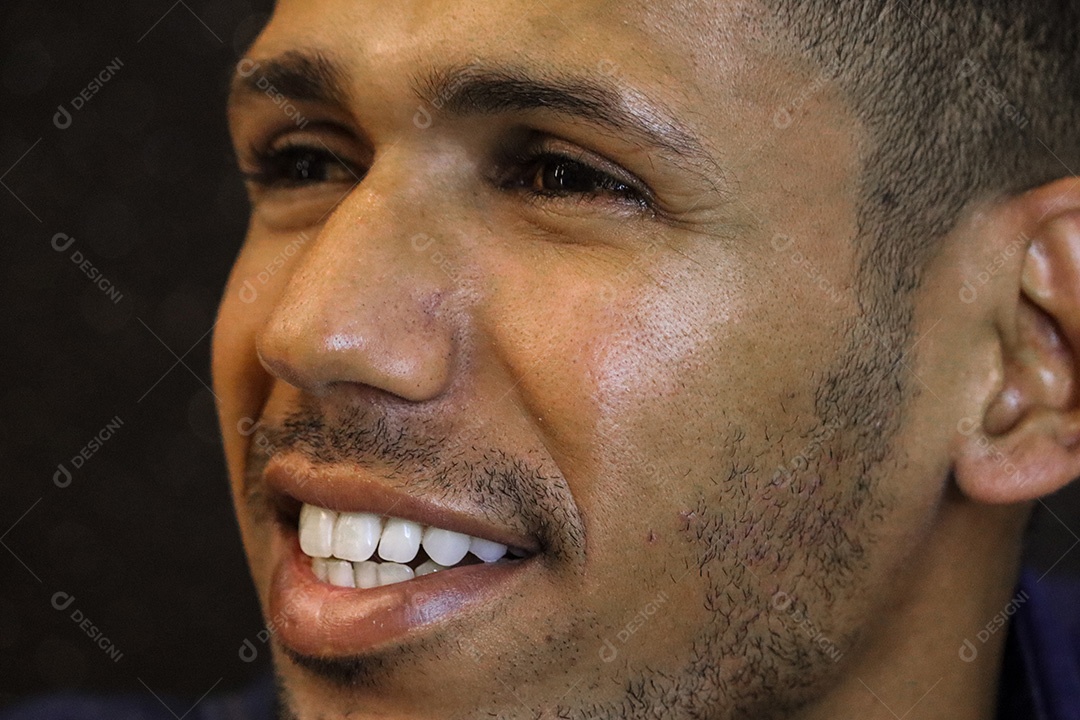 Belo homem moreno sorridente sobre fundo isolado