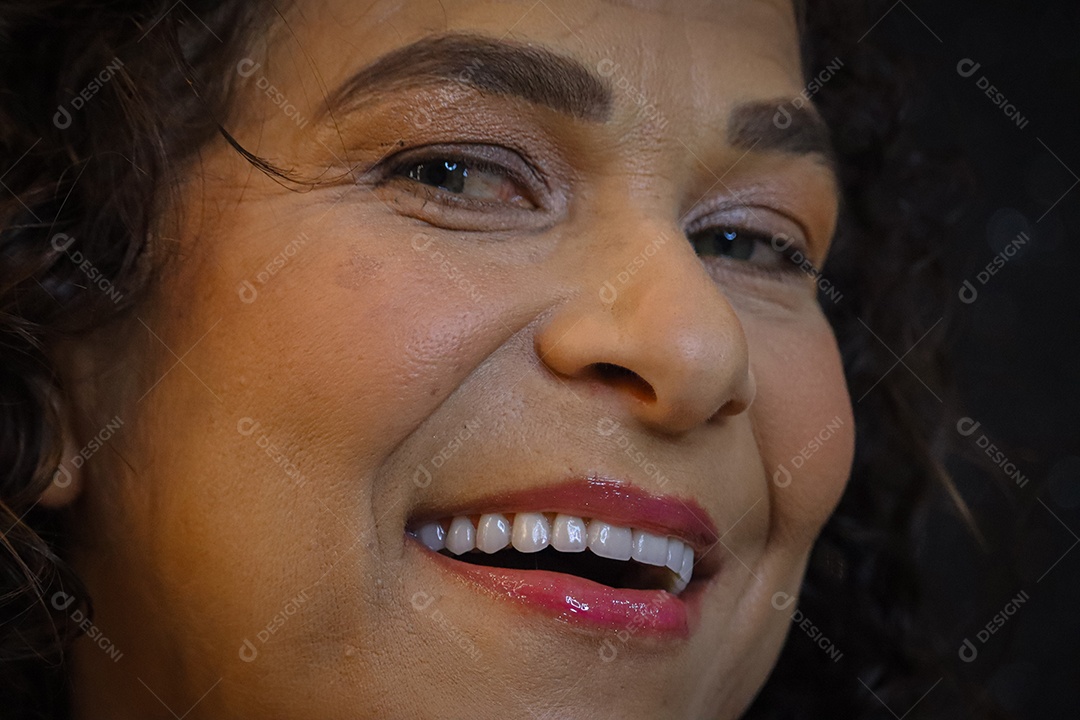 Mulher madura sorrindo com lentes de clareamento dental