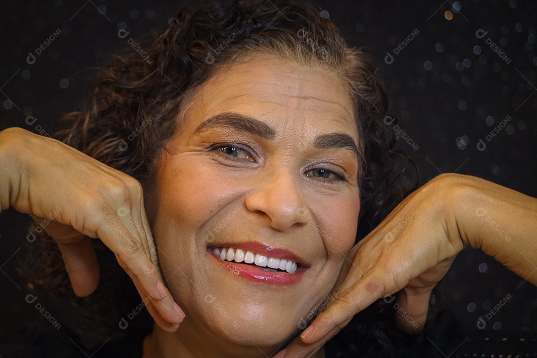 Mulher madura sorrindo com lentes de clareamento dental