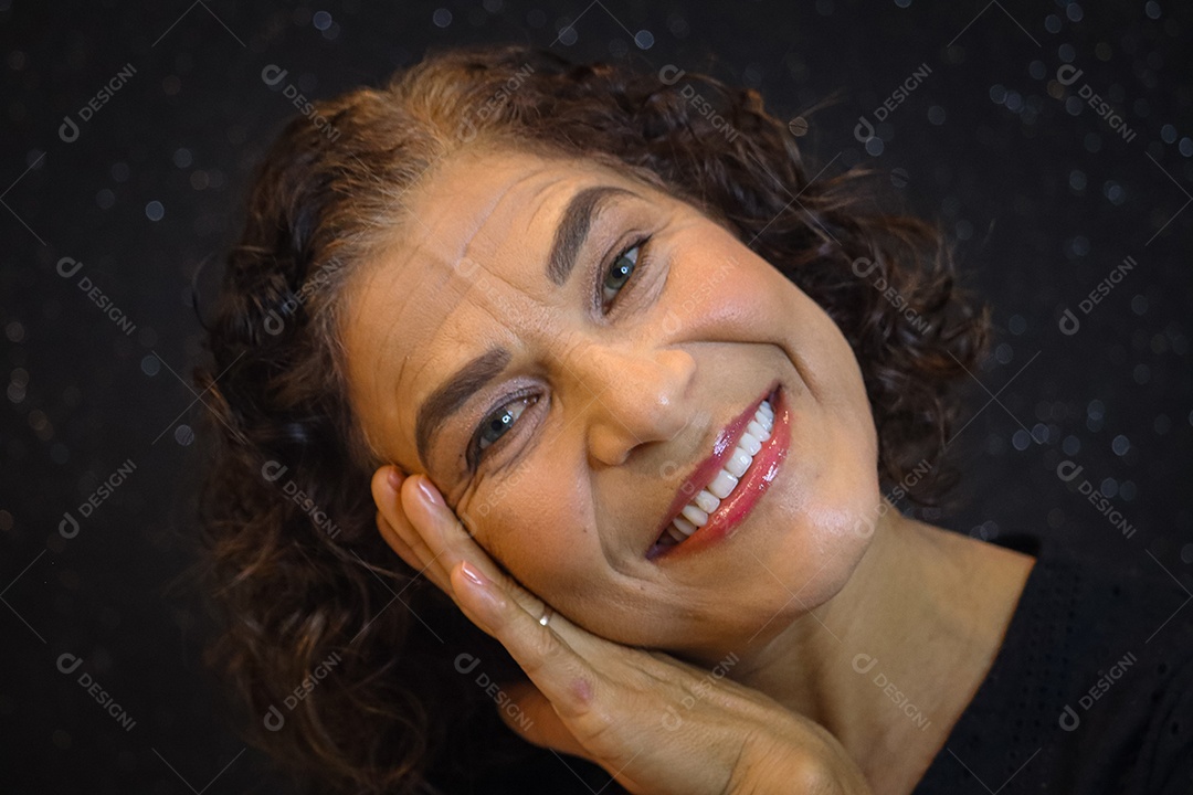 Mulher madura sorrindo com lentes de clareamento dental