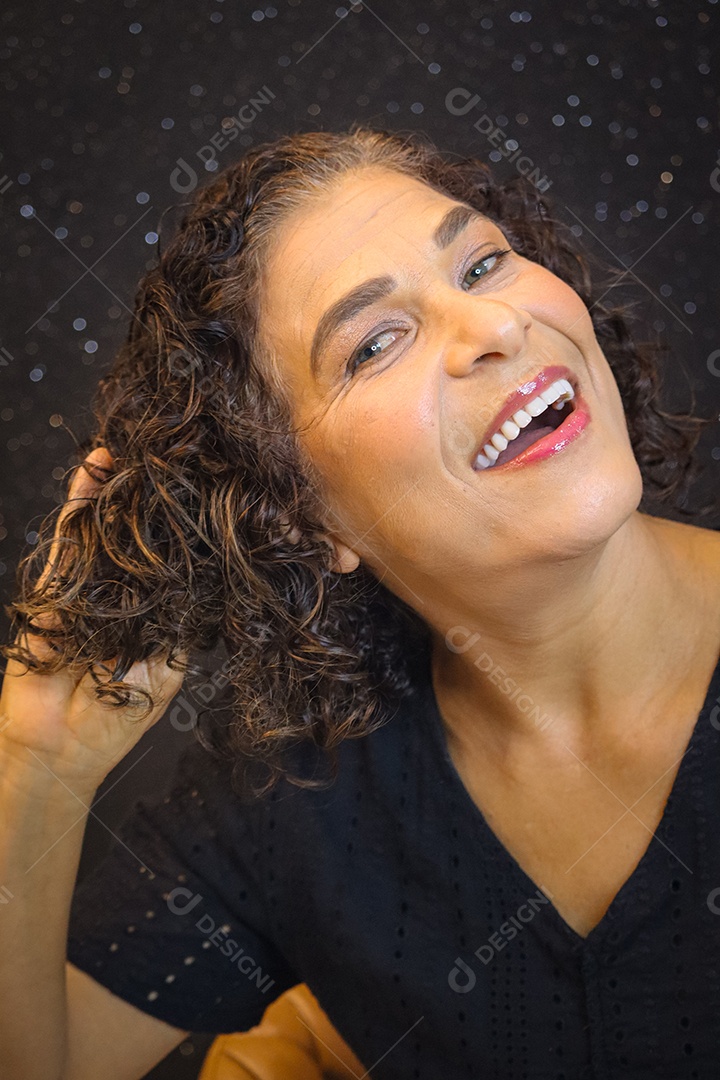 Mulher madura sorrindo com lentes de clareamento dental