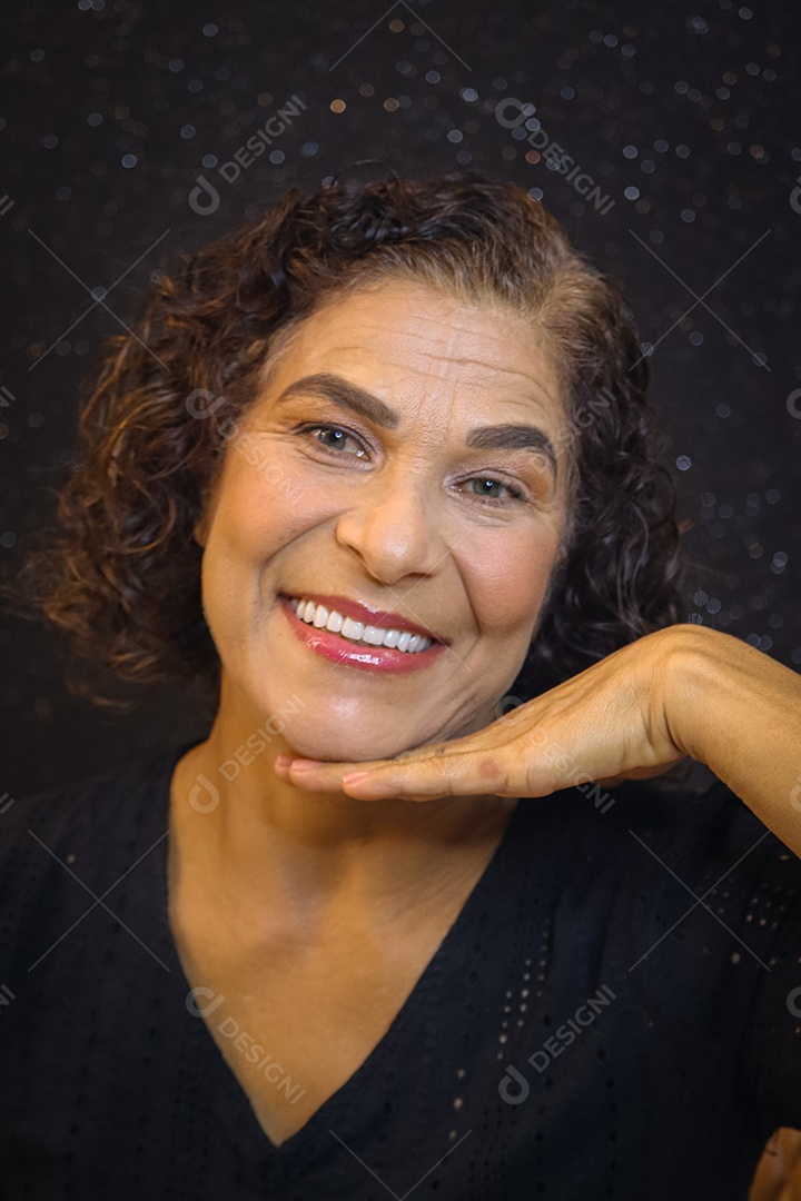 Mulher madura sorrindo com lentes de clareamento dental