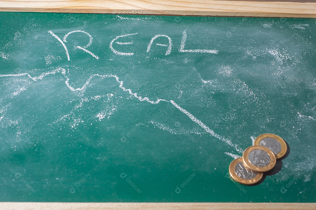 Lousa verde com a palavra Real escrita com giz branco