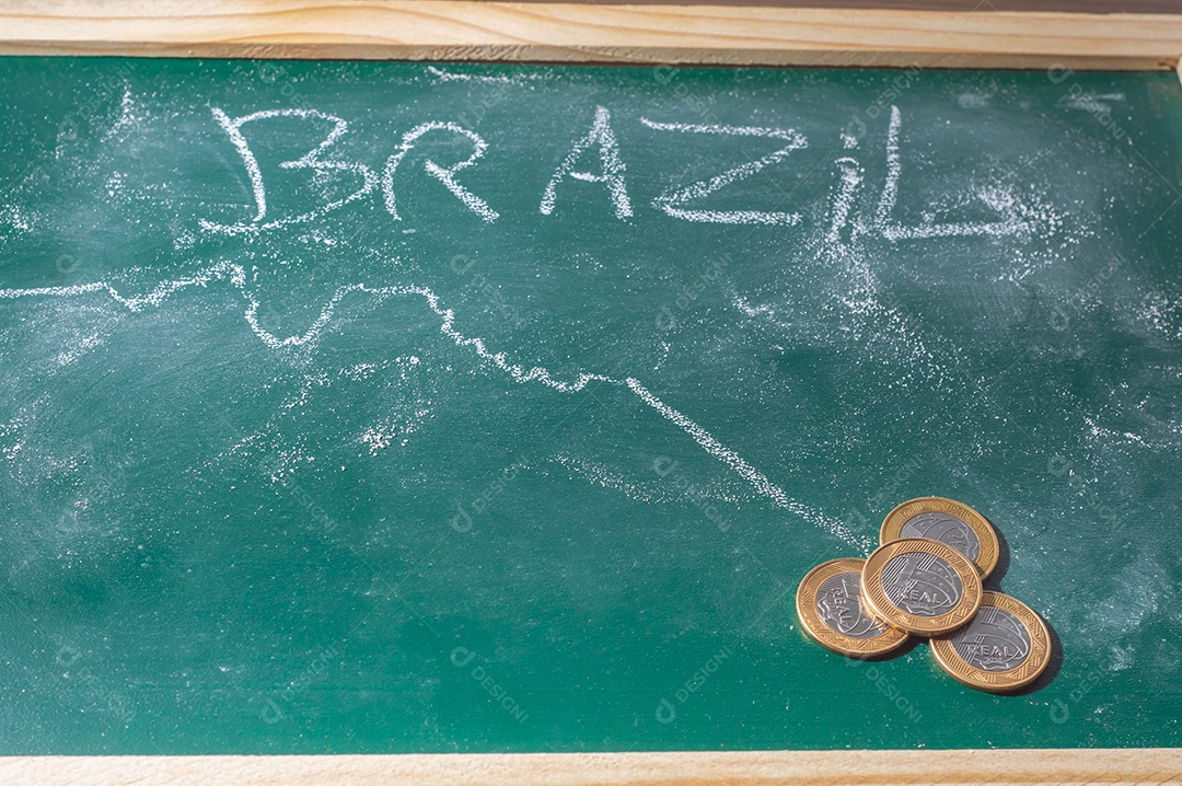 Lousa verde com a palavra Brasil escrita com giz branco