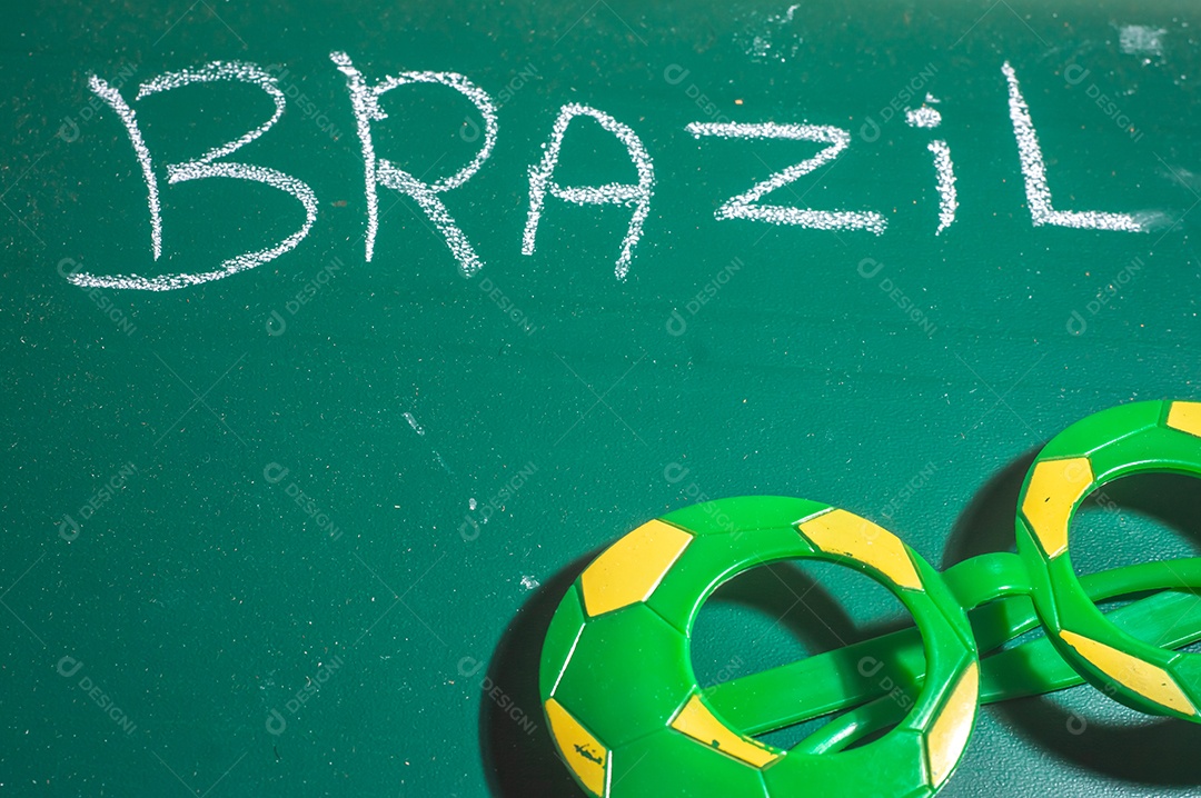 Lousa verde com a palavra Brasil escrita com giz branco
