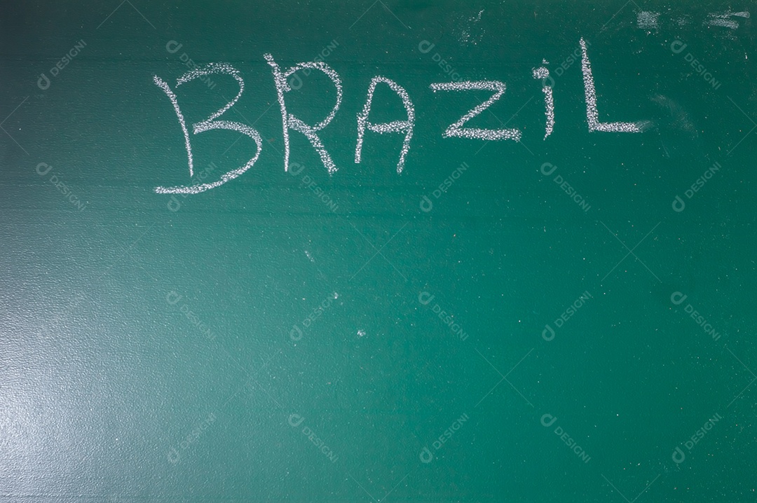 Lousa verde com a palavra Brasil escrita com giz branco