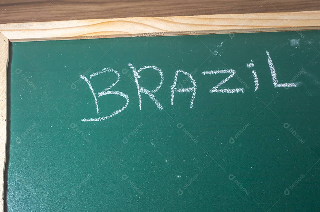 Lousa verde com a palavra Brasil escrita com giz branco