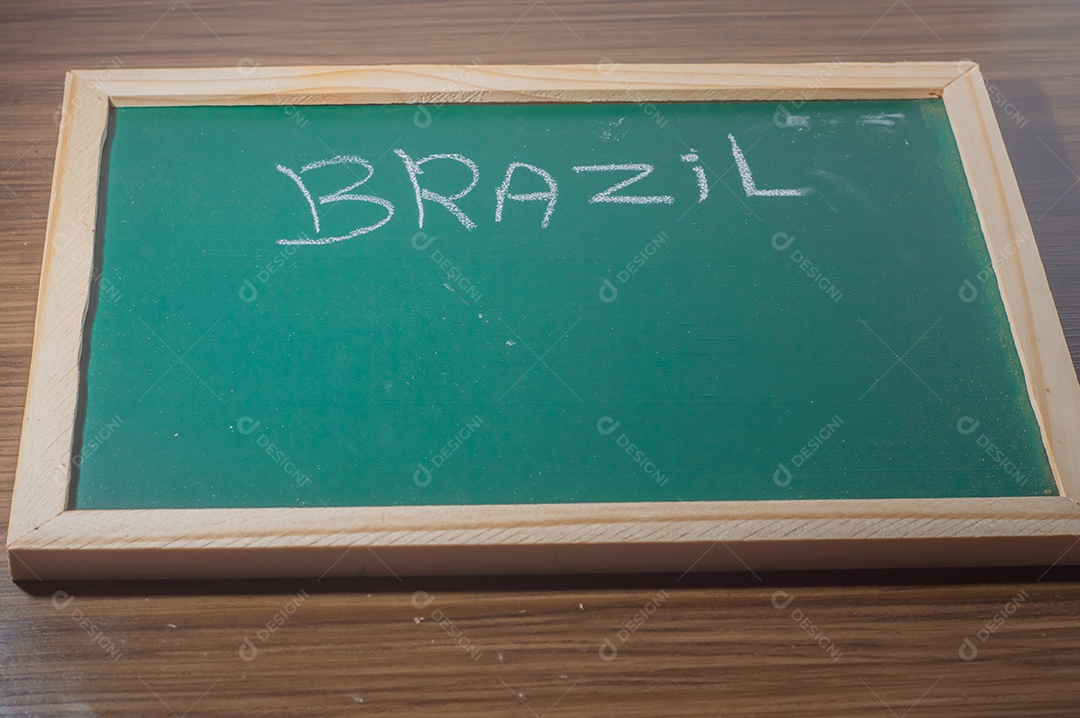Lousa verde com a palavra Brasil escrita com giz branco