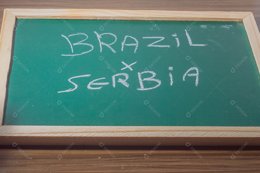 Quadro verde escrito Brasil x Sérvia com giz branco