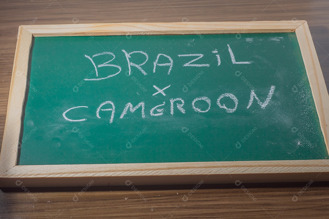 Quadro verde escrito Brasil x Camerron com giz branco