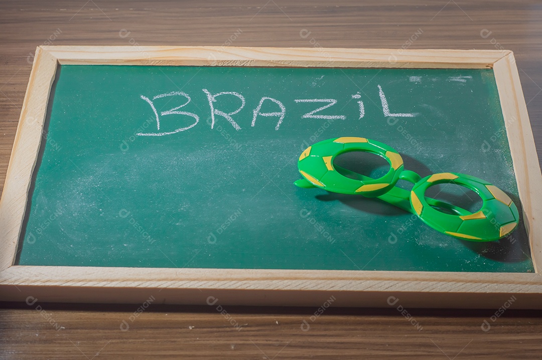 Lousa verde com a palavra Brasil escrita