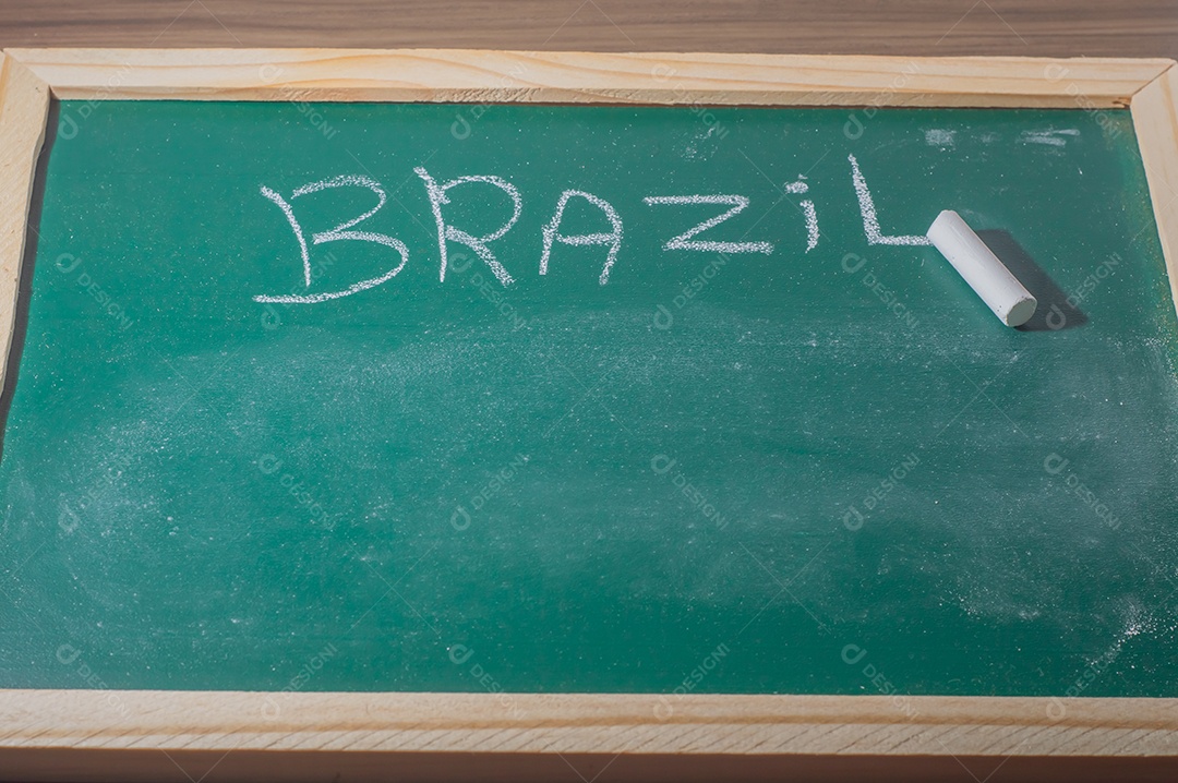 Lousa verde com a palavra Brasil