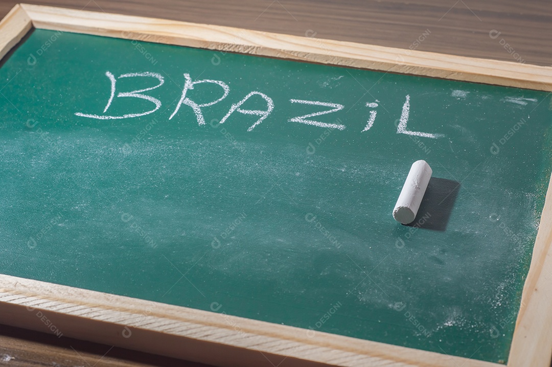 Lousa verde com a palavra Brasil