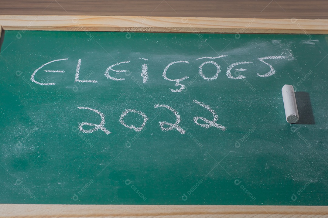 Green blackboard with the phrase Elecções 2022
