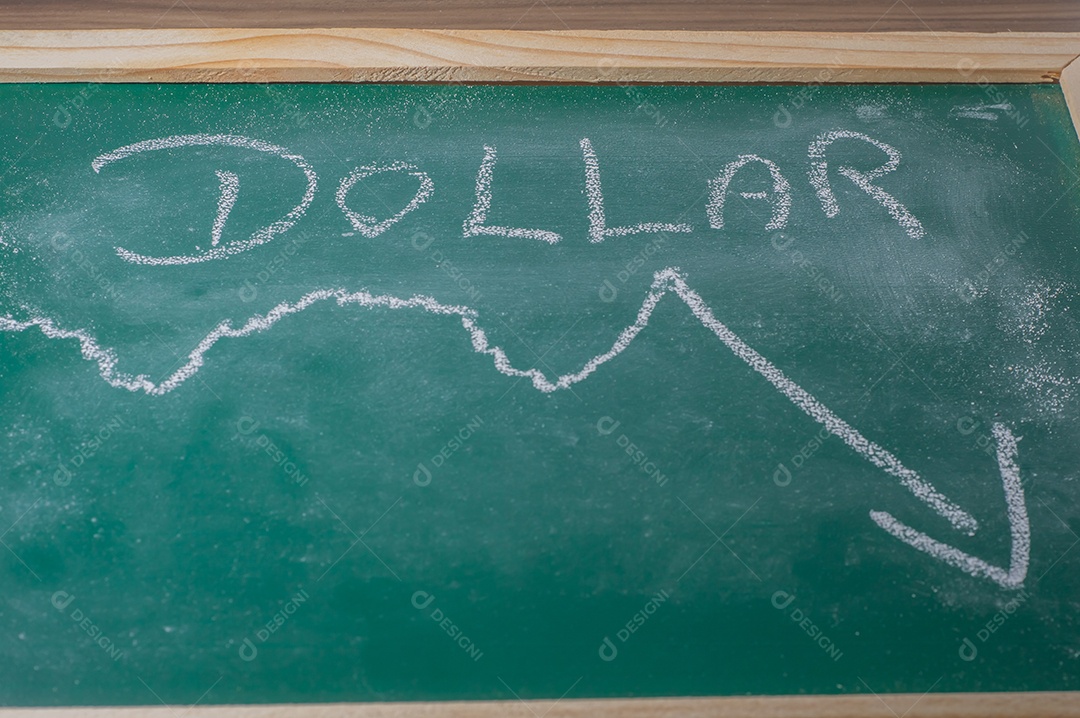 Lousa verde com a palavra dólar escrita com giz branco