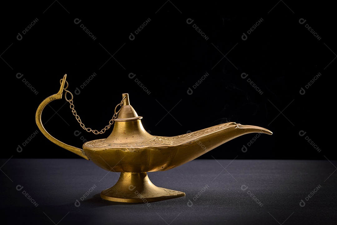 Lâmpada mágica de Aladim isolada em fundo preto
