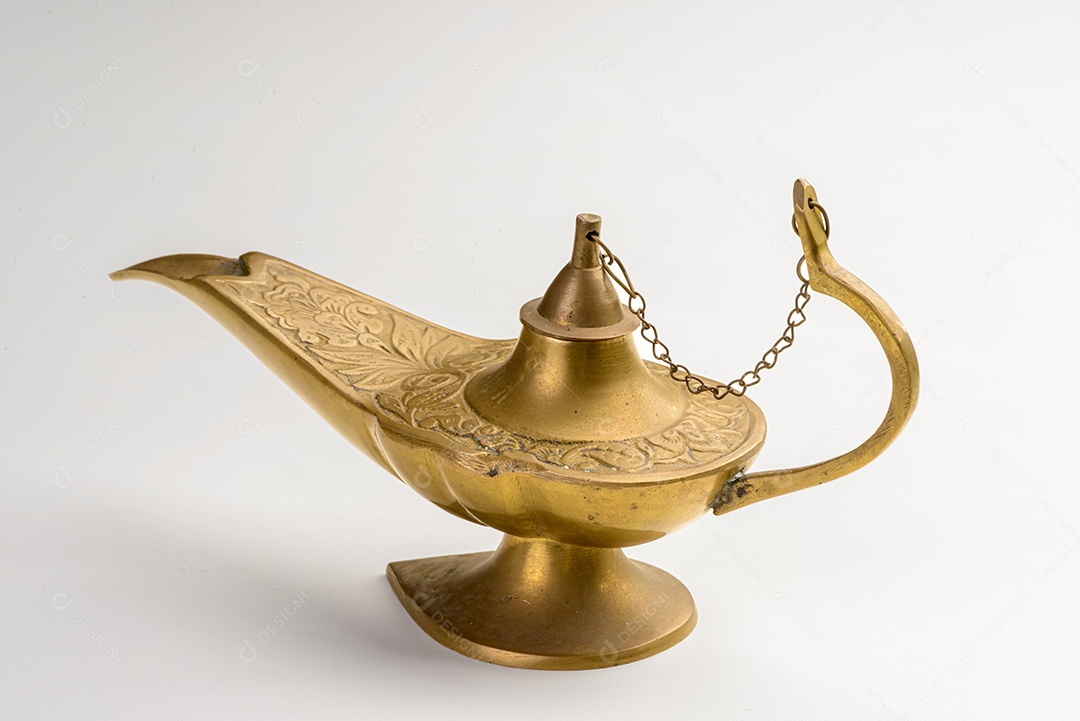 A lâmpada mágica de Aladim isolada no fundo branco