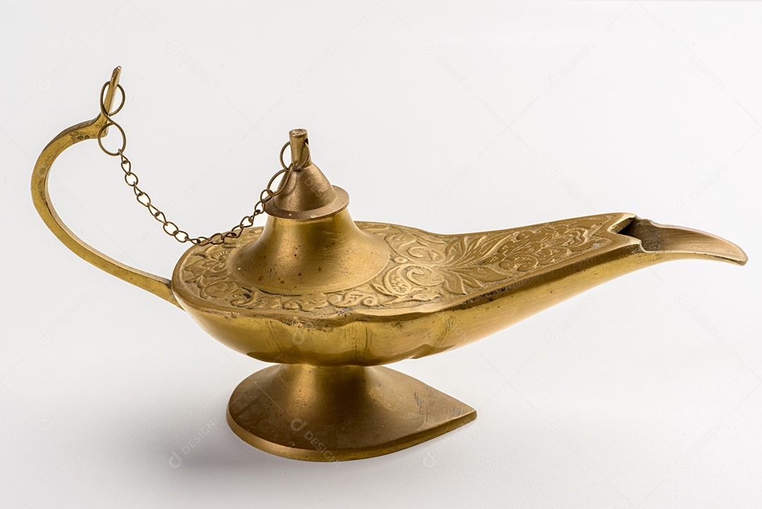 A lâmpada mágica de Aladim isolada no fundo branco