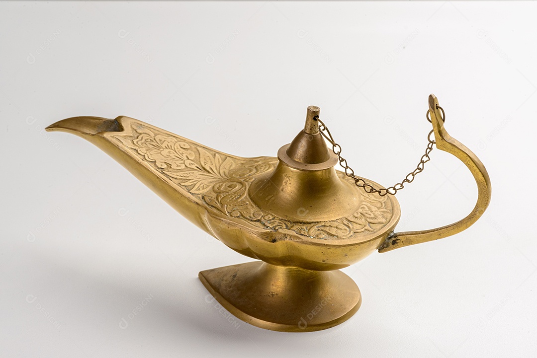 A lâmpada mágica de Aladim isolada no fundo branco