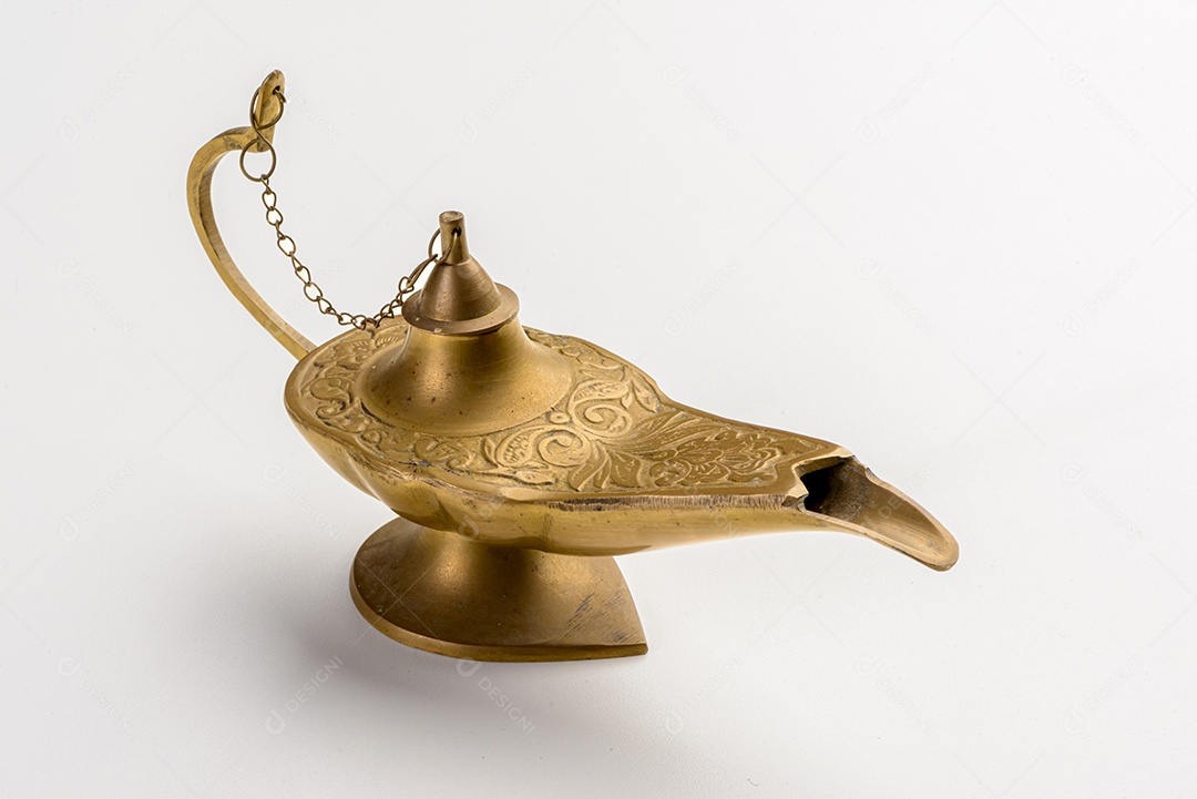 A lâmpada mágica de Aladim isolada no fundo branco