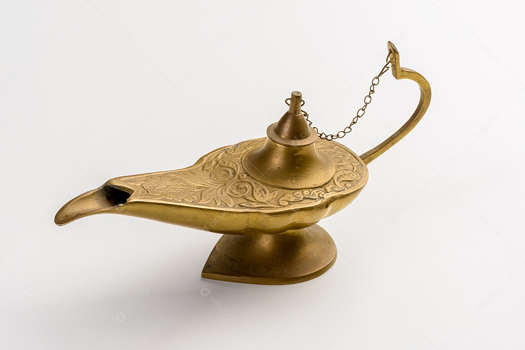 A lâmpada mágica de Aladim isolada no fundo branco