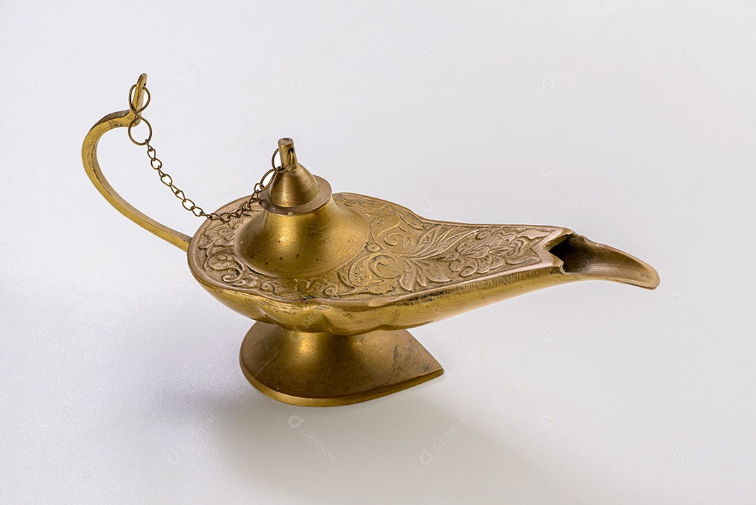 A lâmpada mágica de Aladim isolada no fundo branco