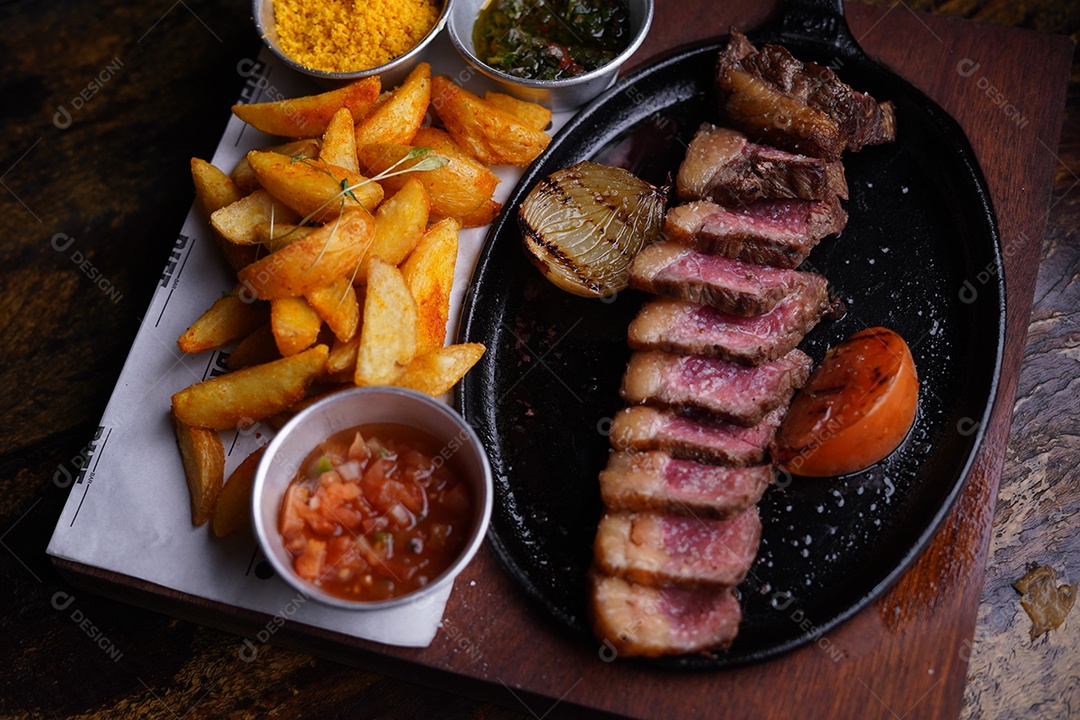 Delicioso churrasco com batatas e molho Vinagrete