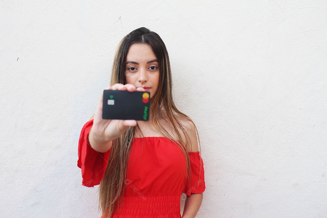 Linda jovem loira segurando cartão de crédito