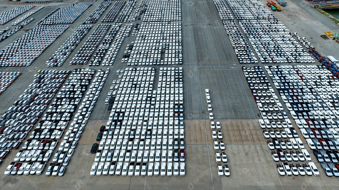 Muitos carros novos estacionando para enviar ao revendedor ou cliente