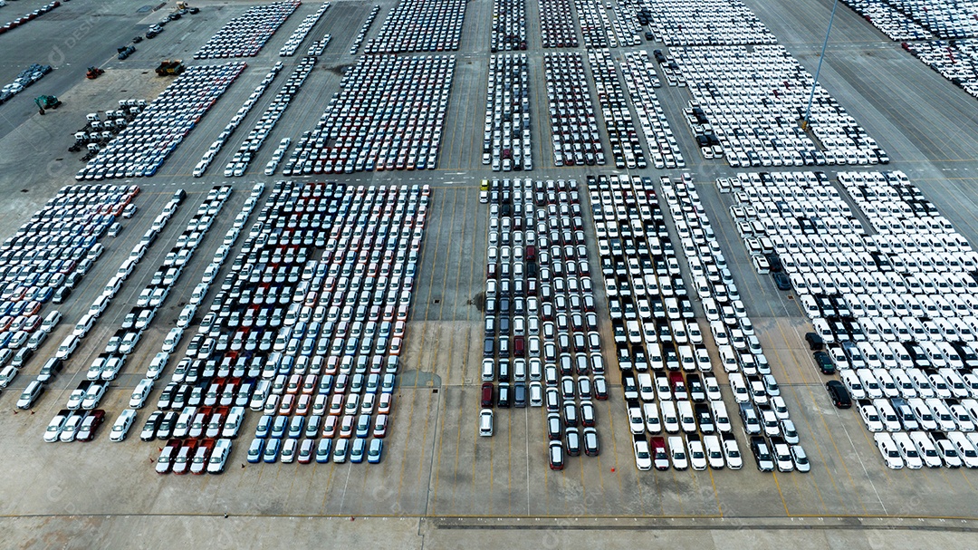 Muitos carros novos estacionando para enviar ao revendedor ou cliente