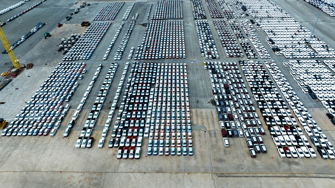 Muitos carros novos estacionando para enviar ao revendedor ou cliente