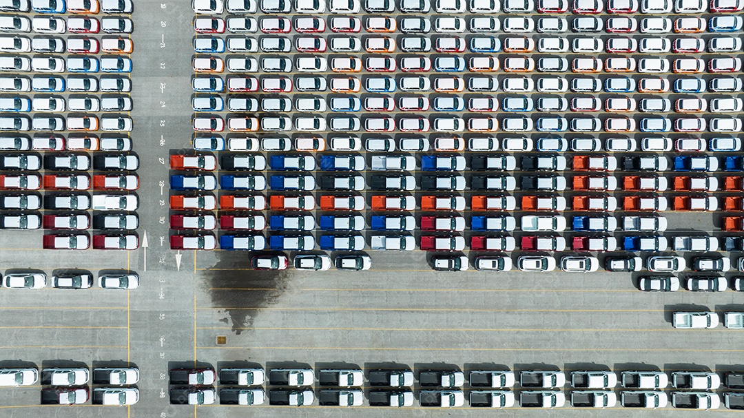 Muitos carros novos estacionando para enviar ao revendedor ou cliente
