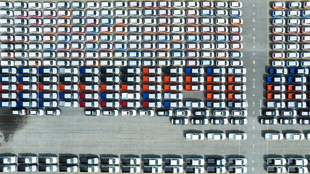 Muitos carros novos estacionando para enviar ao revendedor ou cliente