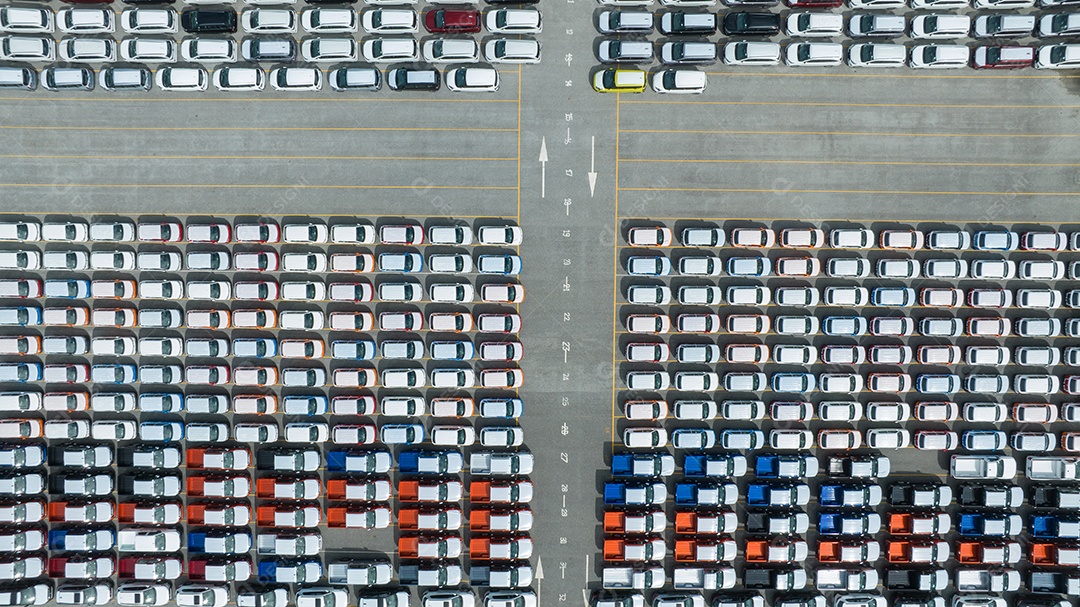 Muitos carros novos estacionando para enviar ao revendedor ou cliente