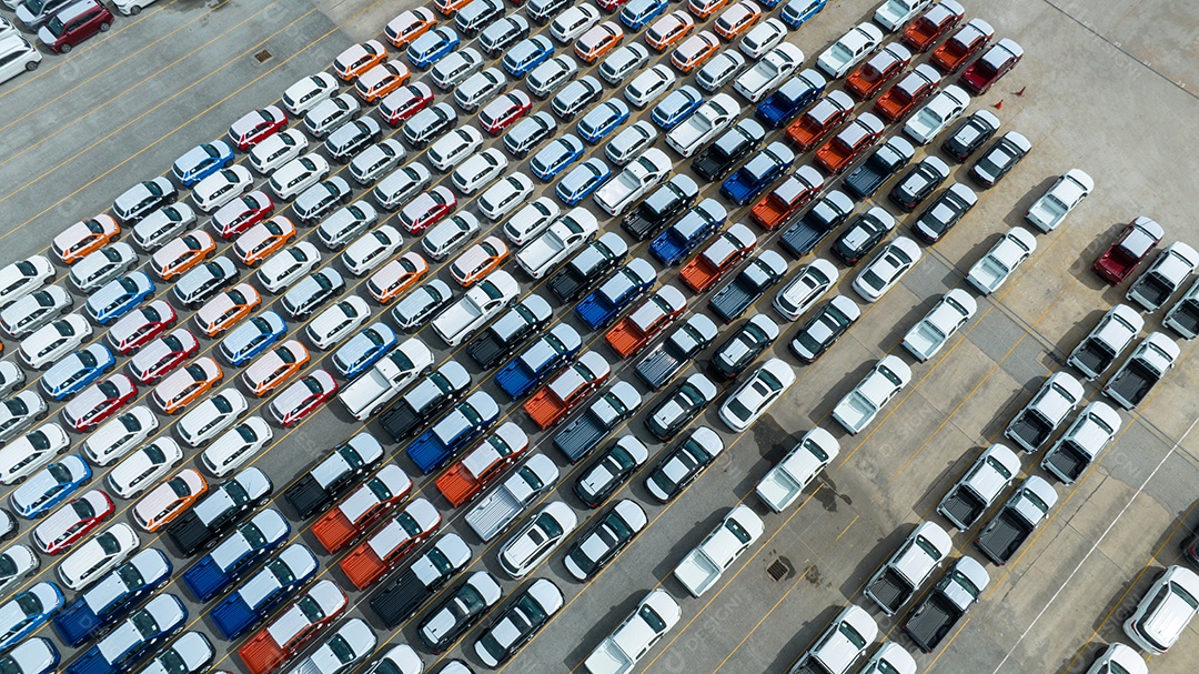 Muitos carros novos estacionando para enviar ao revendedor ou cliente
