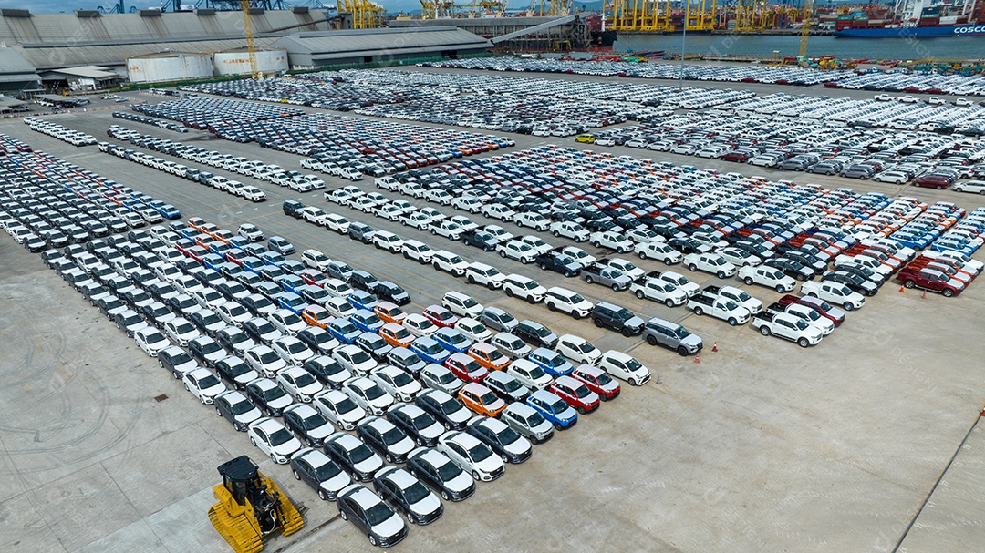 Muitos carros novos estacionando para enviar ao revendedor ou cliente