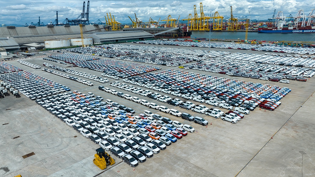 Muitos carros novos estacionando para enviar ao revendedor ou cliente