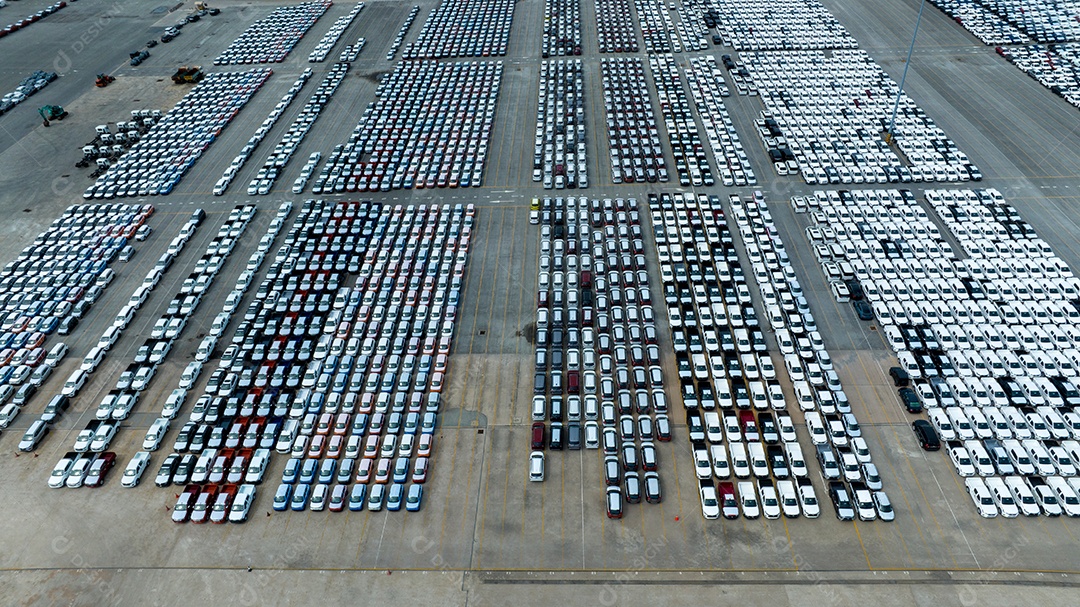 vista de cima de um estacionamento de automóveis