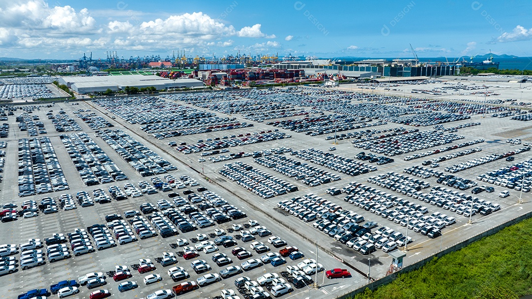 Muitos carros novos estacionando para enviar ao revendedor ou cliente