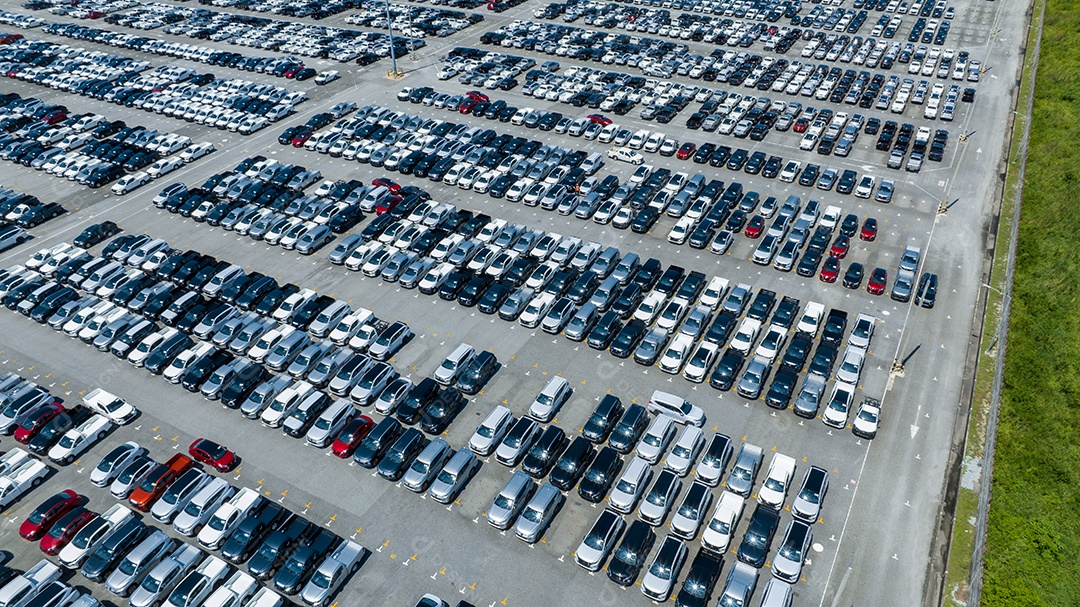 Muitos carros novos estacionando para enviar ao revendedor ou cliente