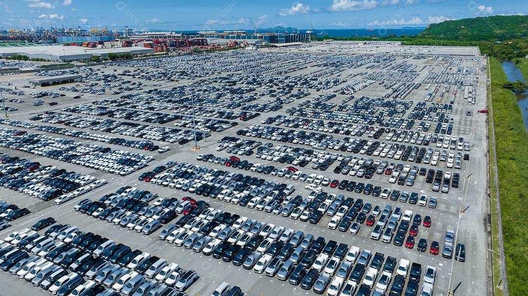 Muitos carros novos estacionando para enviar ao revendedor ou cliente