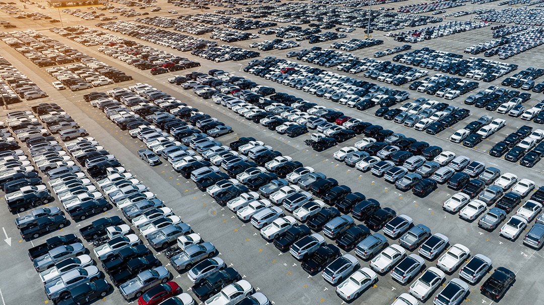 Muitos carros novos estacionando para enviar ao revendedor ou cliente
