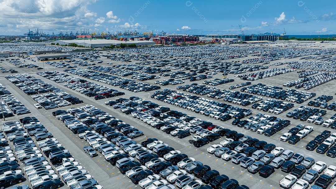 Muitos carros novos estacionando para enviar ao revendedor ou cliente