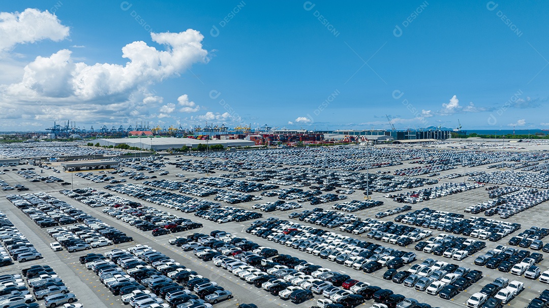 Muitos carros novos estacionando para enviar ao revendedor ou cliente