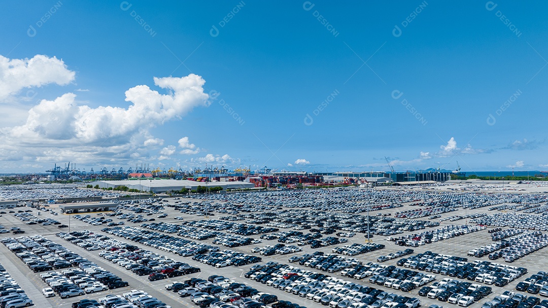 Muitos carros novos estacionando para enviar ao revendedor ou cliente