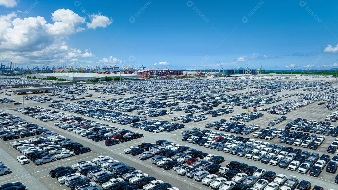 Muitos carros novos estacionando para enviar ao revendedor ou cliente