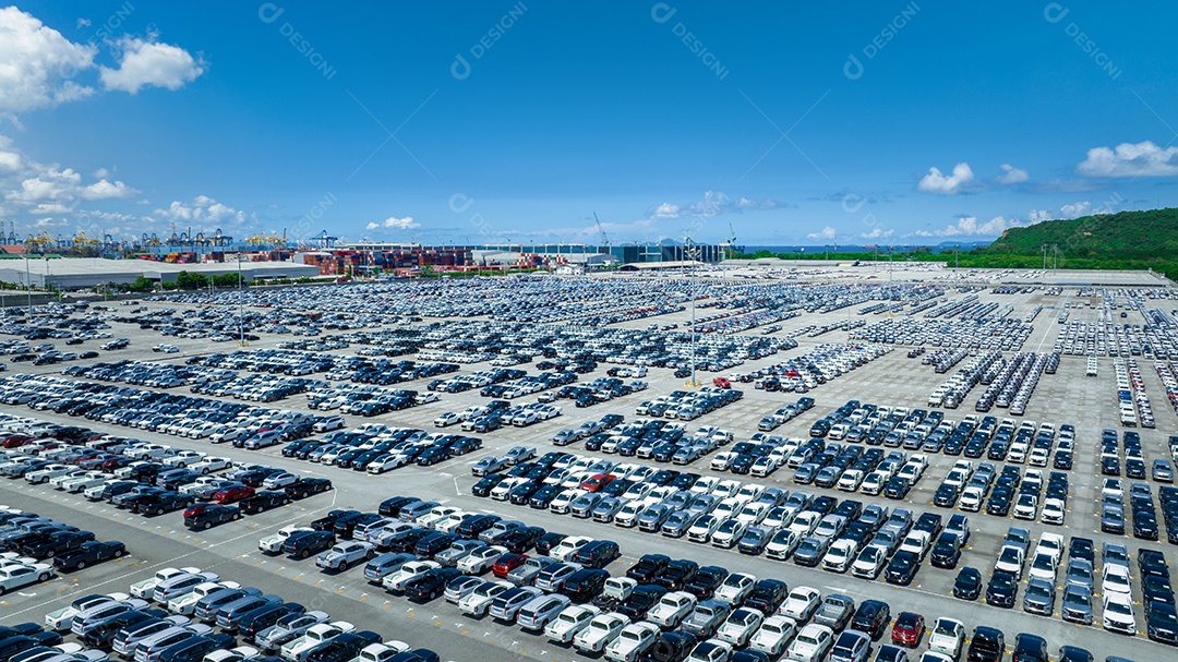 Muitos carros novos estacionando para enviar ao revendedor ou cliente