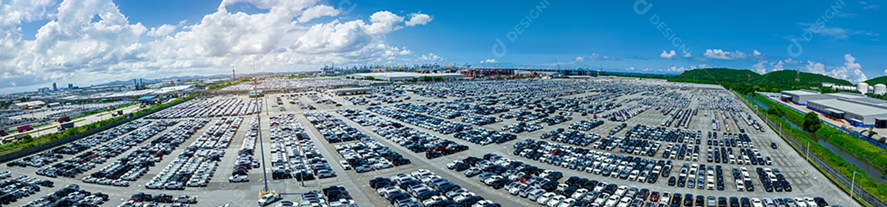 Muitos carros novos estacionando para enviar ao revendedor ou cliente